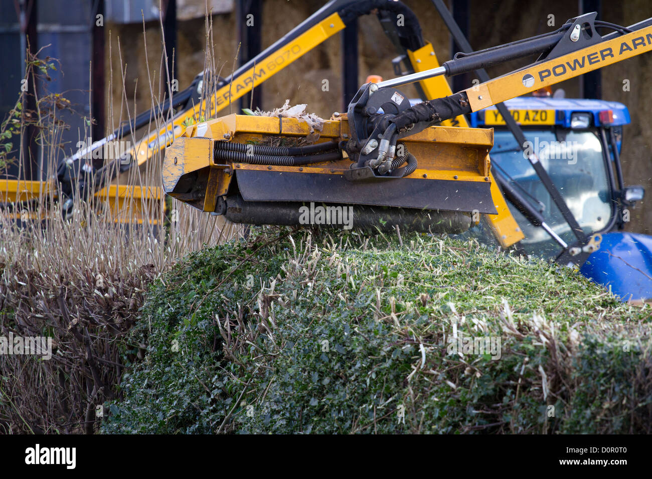 Hedge-Wartung zu Ackerland Biodiversity  paar Traktoren schneiden Hecken in North Yorkshire Dales, Bedale, Großbritannien Stockfoto