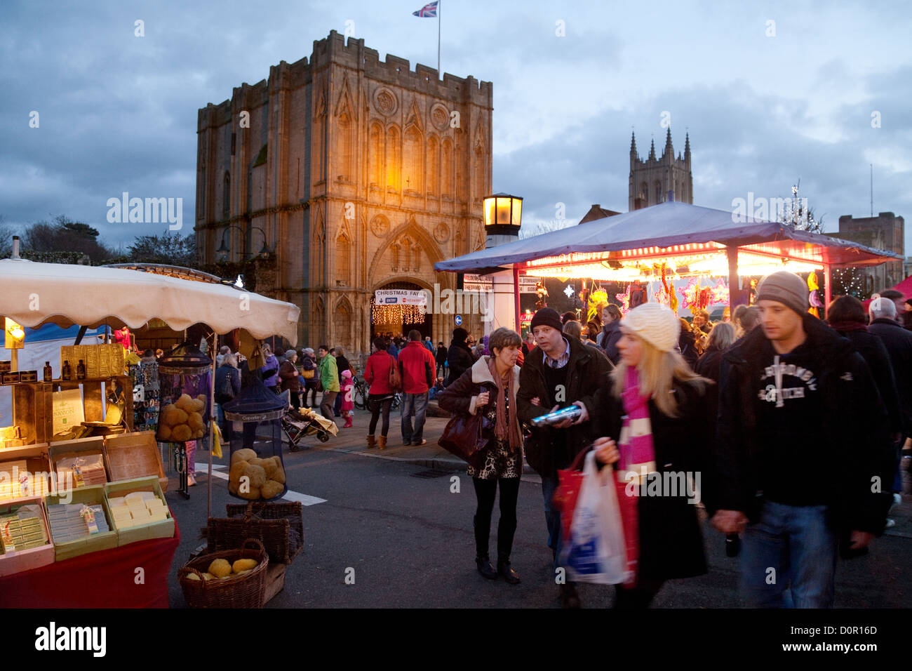 Menschen genießen den Weihnachtsmarkt im Stadtzentrum von Bury St Edmunds, Suffolk UK Stockfoto