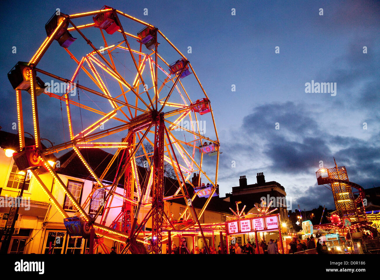 Riesenrad und Rummelplatz, Weihnachten Markt fair Fayre, Bury St Edmunds, Suffolk UK Stockfoto