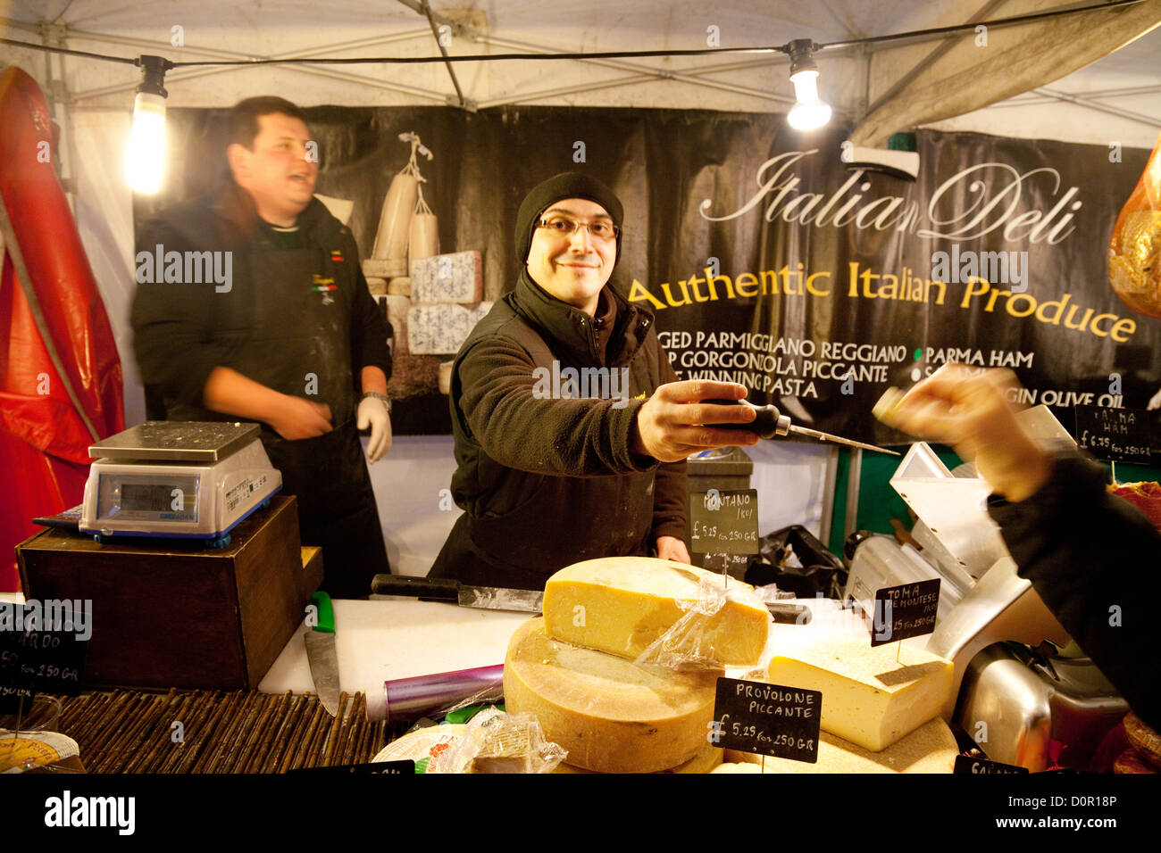 KäseStall und Standbesitzer Verkauf von Käse, Bury St Edmunds