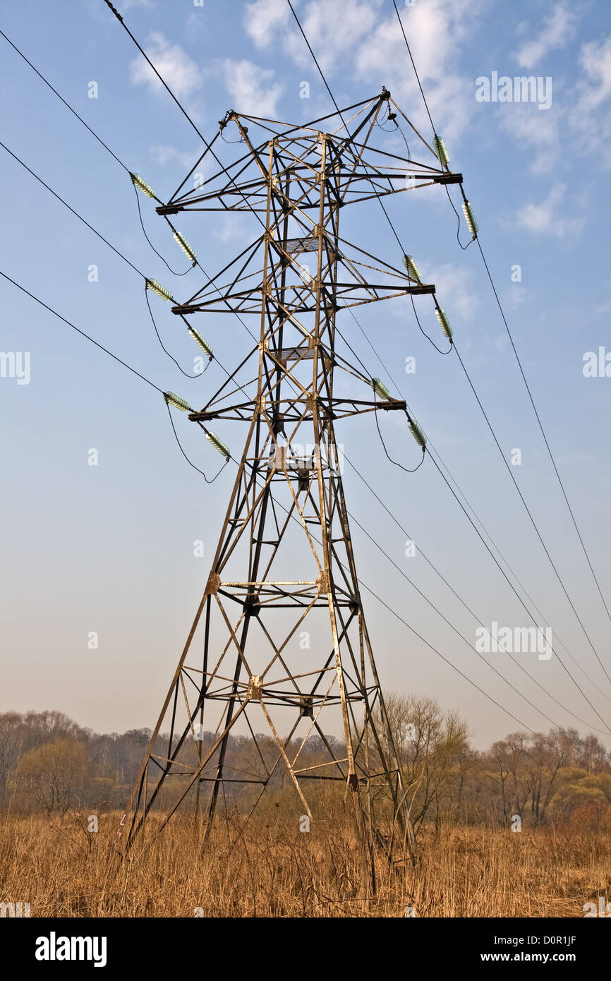Power-Sendemast, Ansicht von unten Stockfoto
