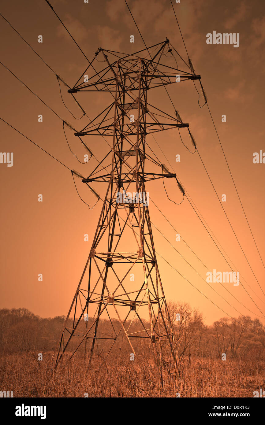 Strommast Übertragung gegen Sonnenuntergang Himmel Stockfoto