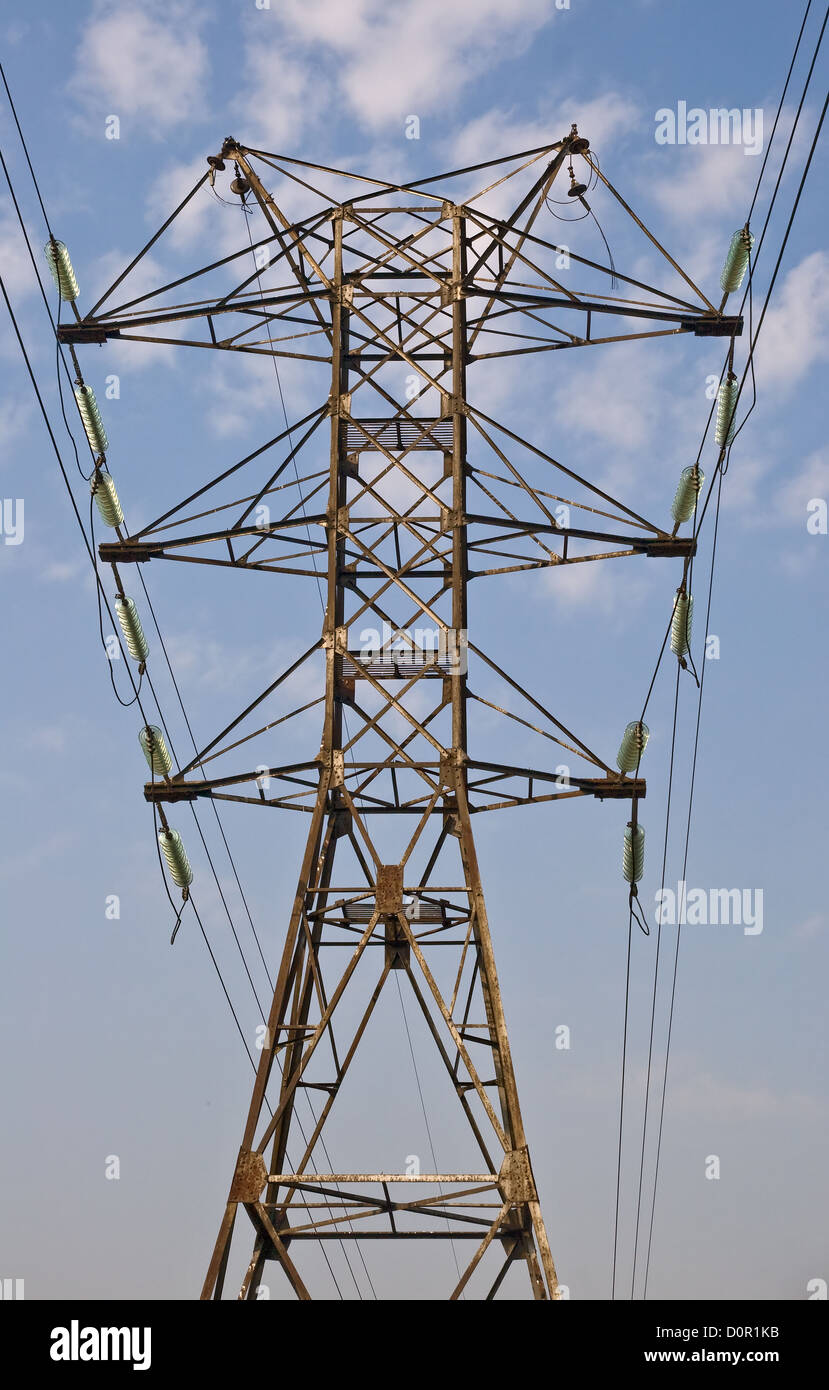 Power Getriebe Pol gegen blauen Himmel, Ansicht von unten Stockfoto