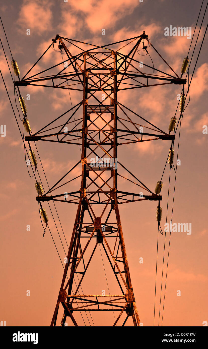 Strommast Übertragung gegen Sonnenuntergang Himmel Stockfoto