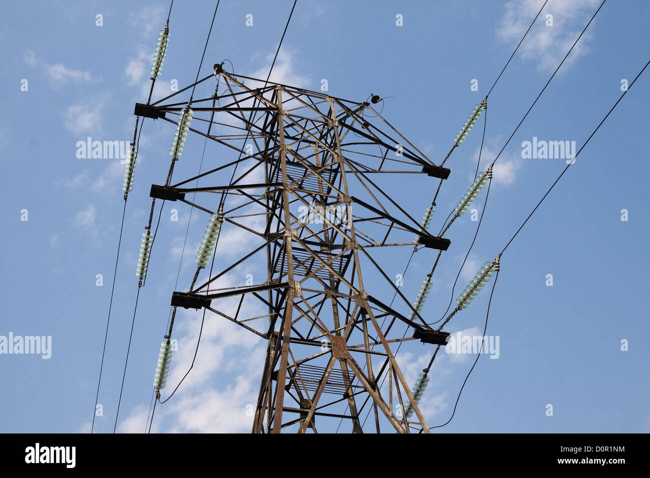 Power-Sendemast, Ansicht von unten Stockfoto