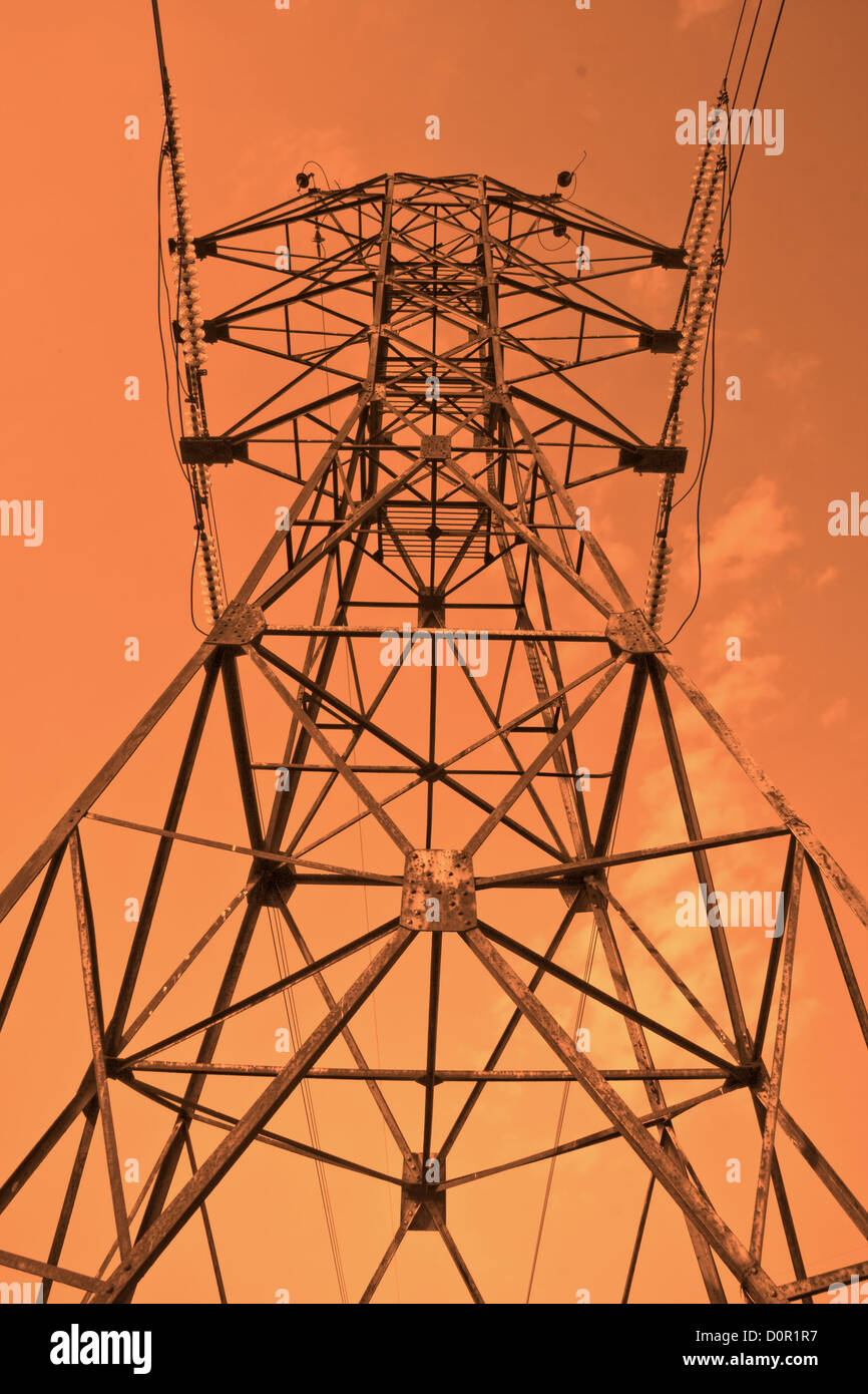 Strommast Übertragung gegen Sonnenuntergang Himmel Stockfoto
