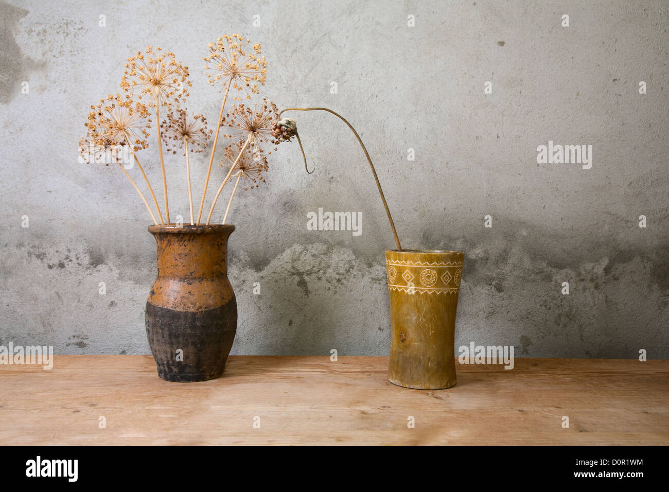 Zwei Vasen mit trockenen Farben auf einem Tisch Stockfoto