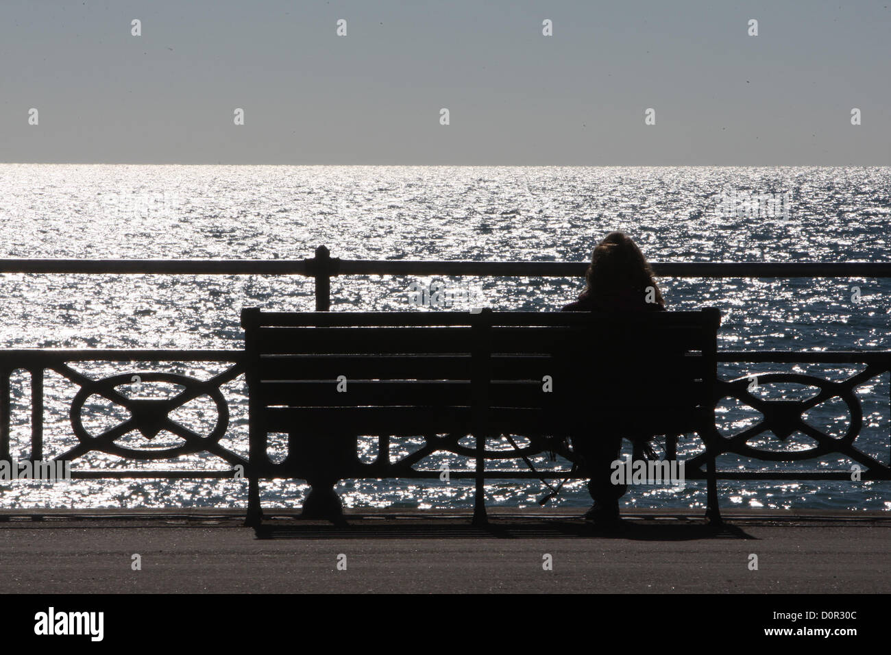 Machen Sie einen Spaziergang entlang der belebten Promenade Brighton & Hove und genießen Sie die kosmopolitische Atmosphäre in einem der Cafés Stockfoto