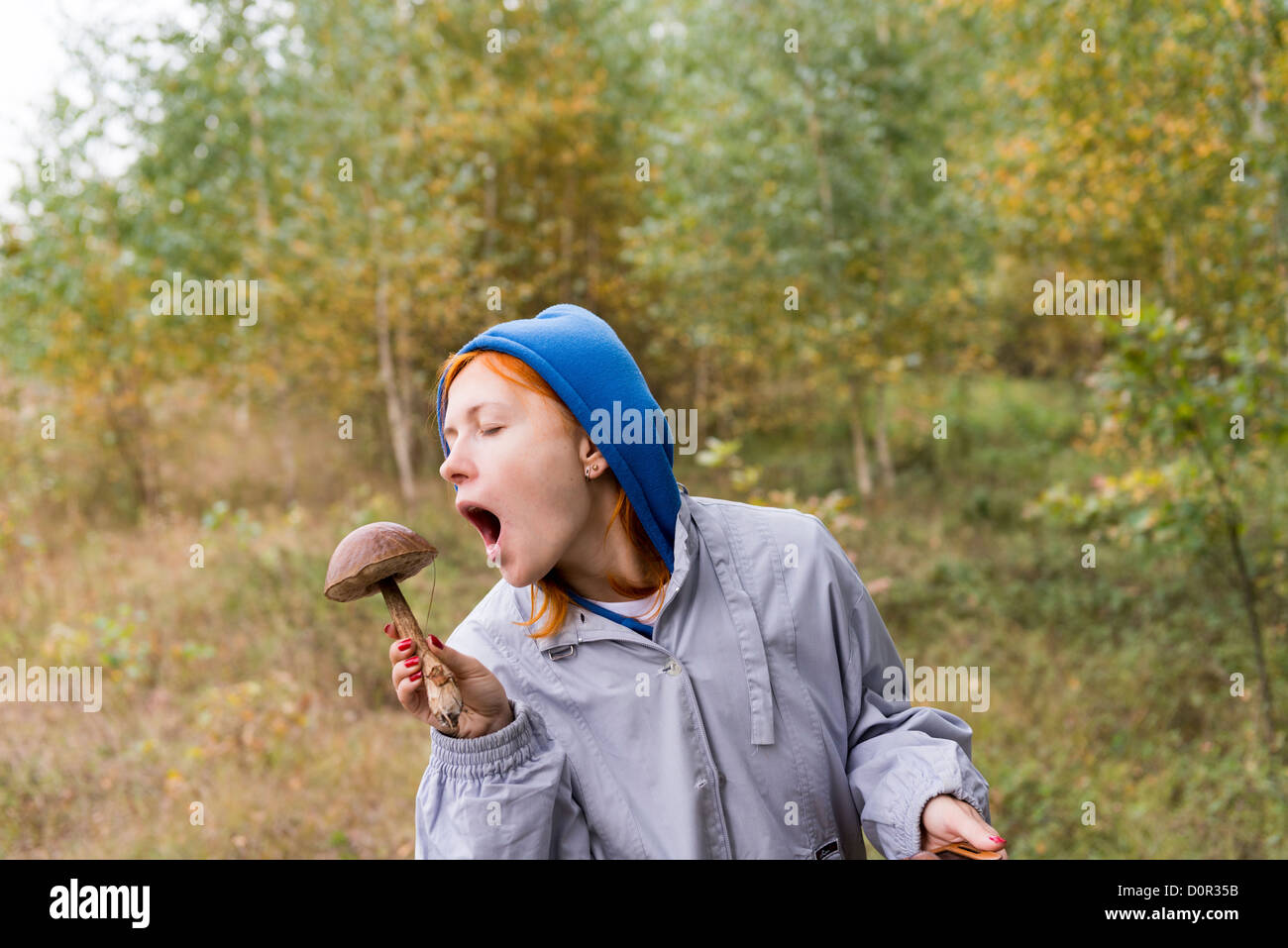 Frau Russland Wald Wald Pilze sammeln Spaß Stockfoto