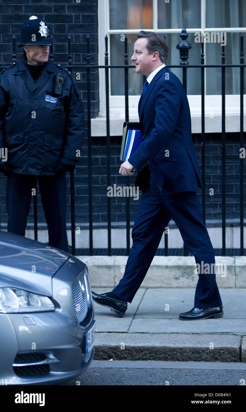 London UK 29. November 2012, der britische Premierminister David Cameron verlässt Nummer 10 Downing Street, Cameron erlitt seine bedeutenden parlamentarischen Niederlage auf The Leveson Inquiry Stockfoto