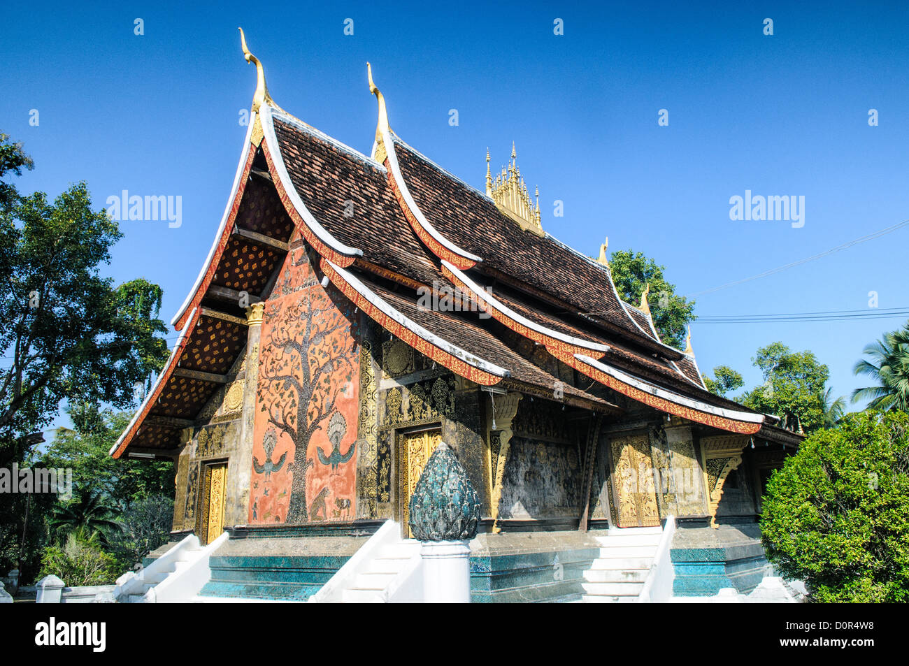 LUANG PRABANG, Laos – Wat Xieng Thong (Tempel der Goldenen Stadt), ein ikonischer buddhistischer Tempelkomplex, steht an der Nordspitze der Halbinsel Luang Prabang. Diese historische Stätte wurde um 1560 erbaut und war einst Schauplatz königlicher Krönungen und ist nach wie vor einer der bedeutendsten Tempel von Laos. Stockfoto