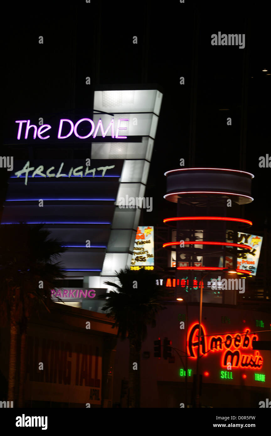 Leuchtreklamen an Arclight Kinos und Amoeba Records in Hollywood, CA Stockfoto