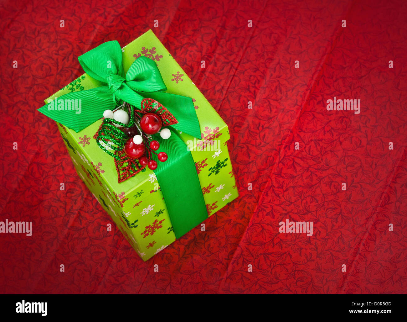 Weihnachtsgeschenk auf rotem Grund Stockfoto
