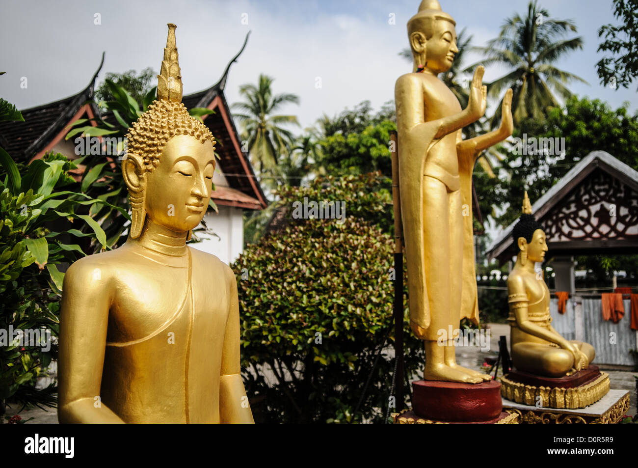 LUANG PRABANG, Laos - Teil der äußeren Bögen und Säulen am Wat Mai Suwannaphumaham.  Wat Mai, ist wie es oft genannt wird, ein buddhistischer Tempel in Luang Prabang, Laos, in der Nähe von Royal Palace Museum. Es wurde im 18. Jahrhundert erbaut und ist eines der am reichsten verzierte Wats in Luang Prabang. Stockfoto