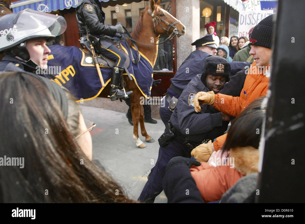 Demonstranten Absturz durch NYPD Barrikaden und protestieren den Aufbau für den Irak-Krieg in New York City am Samstag, 15. Februar, 20 Stockfoto