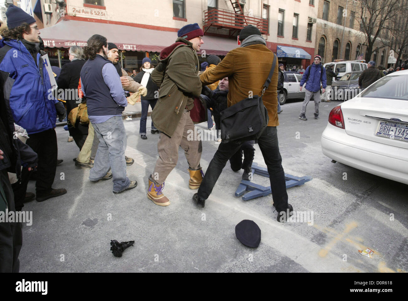 Demonstranten Handgemenge mit einem Mitglied des NYPD nach Absturz durch NYPD Barrikaden beim Protest gegen den Aufbau für den Irak-Wa Stockfoto