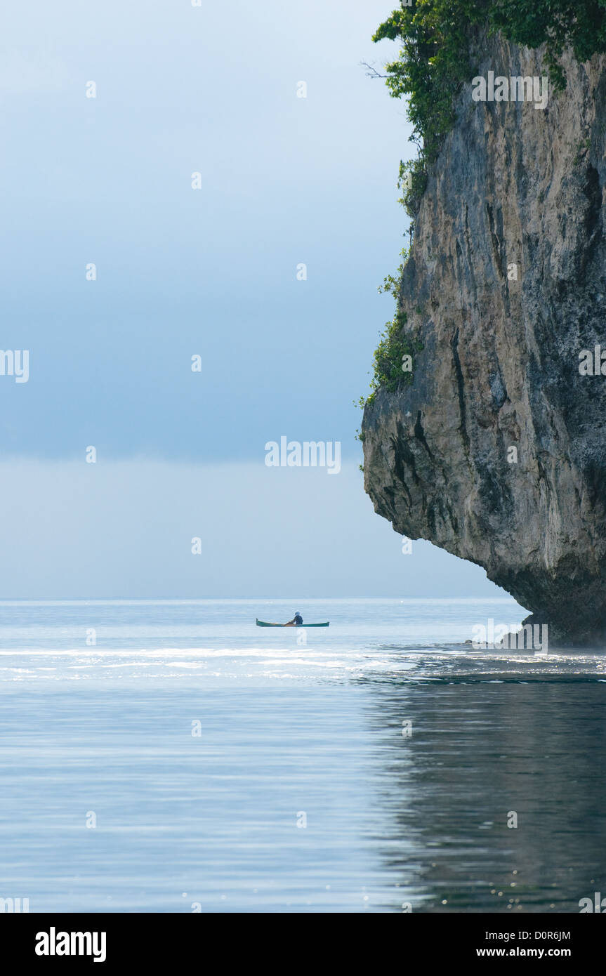 Fischer in einem Boot, Bandasee, Indonesien Stockfoto