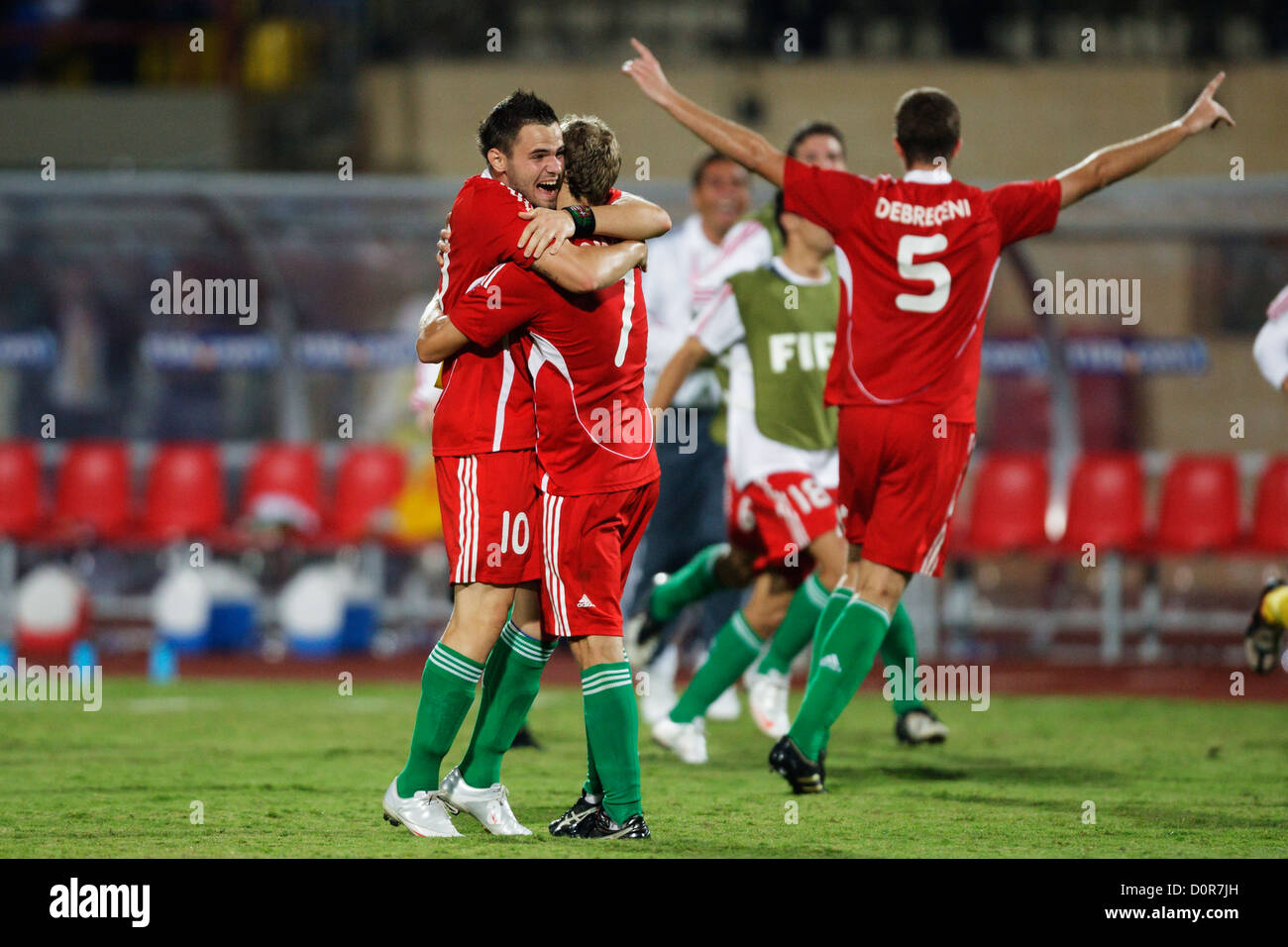 SUEZ, ÄGYPTEN - 9. OKTOBER: Adam Dudas (L) und Vladimir Koman (R) aus Ungarn feiern, nachdem sie Italien in einem Viertelfinalspiel der FIFA U-20-Weltmeisterschaft am 9. Oktober 2009 im Mubarak-Stadion in Suez (Ägypten) besiegt haben. Nur redaktionelle Verwendung. Kein Pushing auf die Nutzung mobiler Geräte. Kommerzielle Nutzung verboten. Stockfoto