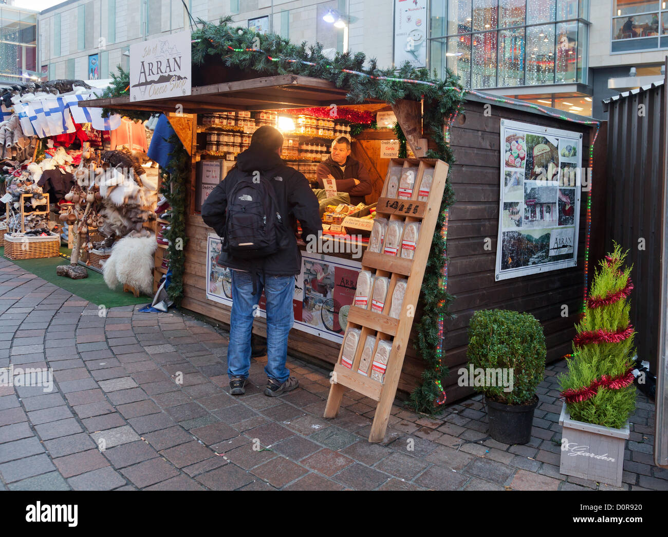 Kunden und Stall Inhaber am Arran Käse Stand auf dem Weihnachtsmarkt statt von Ende November bis Weihnachten in St. Enoch Square im Zentrum der Stadt. 29. November 2012. Stockfoto