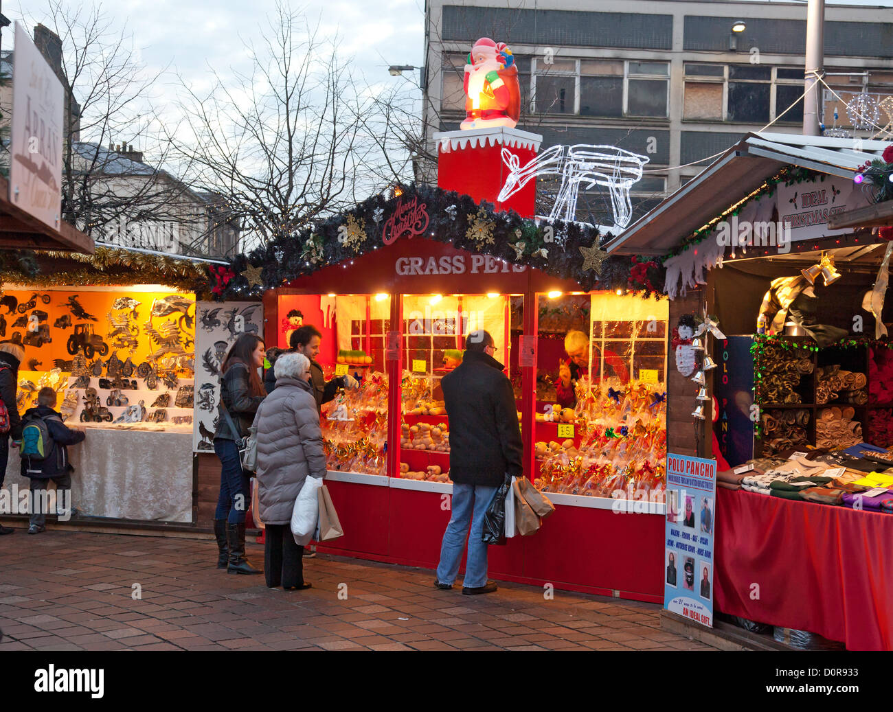 Kunden und Budenbesitzer auf dem Weihnachtsmarkt statt von Ende November bis Weihnachten in St. Enoch Square im Zentrum der Stadt. 29. November 2012. Stockfoto