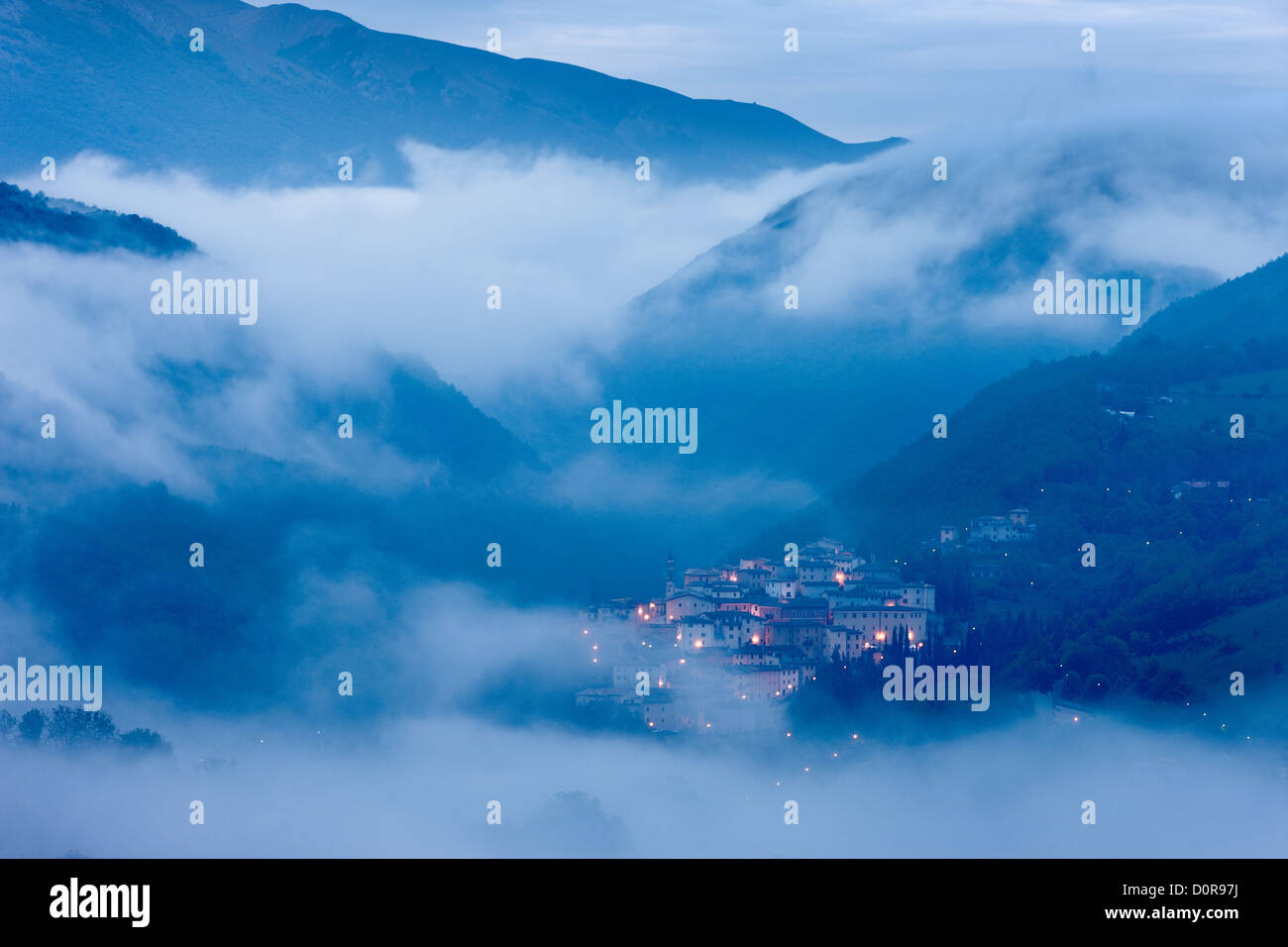 PRECI und die Valnerina im Morgengrauen mit den Bergen Monti Sibillini darüber hinaus, Umbrien, Italien Stockfoto