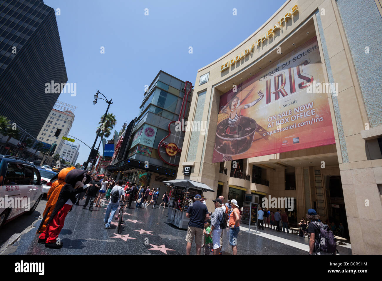 Touristen und kostümierten Figuren vor t Hollywood & Highland Center in Hollywood, CA Stockfoto