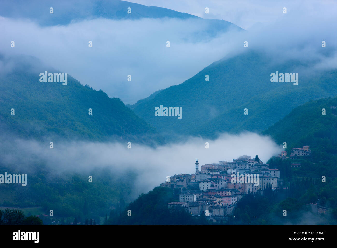 Dorf von Preci, Valnerina mit Monti Sibillini darüber hinaus bei Dämmerung, Umbrien, Italien Stockfoto