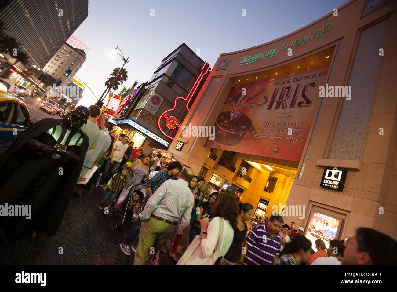 Eine Menge von Touristen in Front Dolby Theater (ehemals Kodak Theatre) in Hollywood & Highland Center in Hollywood, Los Angeles, CA Stockfoto