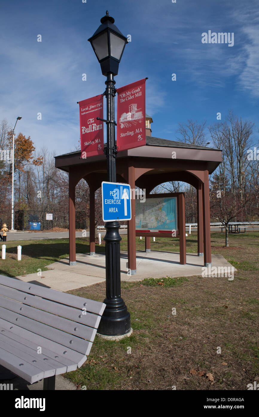 Besucher der Massachusetts Visitor Center in Lancaster, Massachusetts finden einen Platz zum Picknicken, entspannen und eine Karte anzuzeigen. Stockfoto