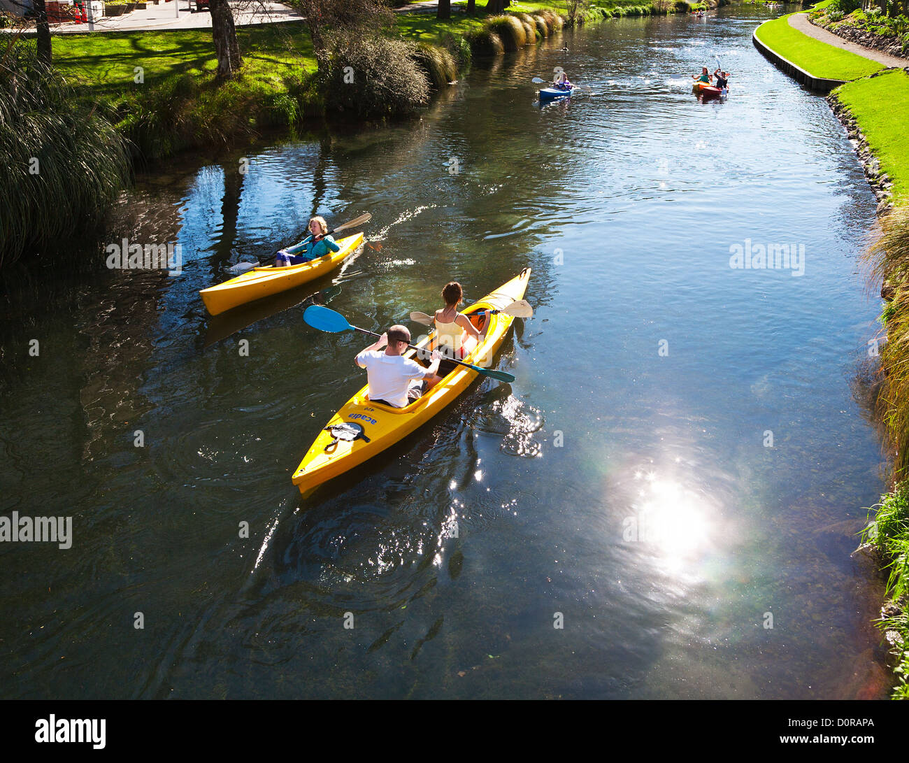 Menschen paddeln Kajaks, Kanus, am Fluss Avon. Hagley Park, Christchurch, Canterbury. Süden der Insel. Neuseeland. Stockfoto