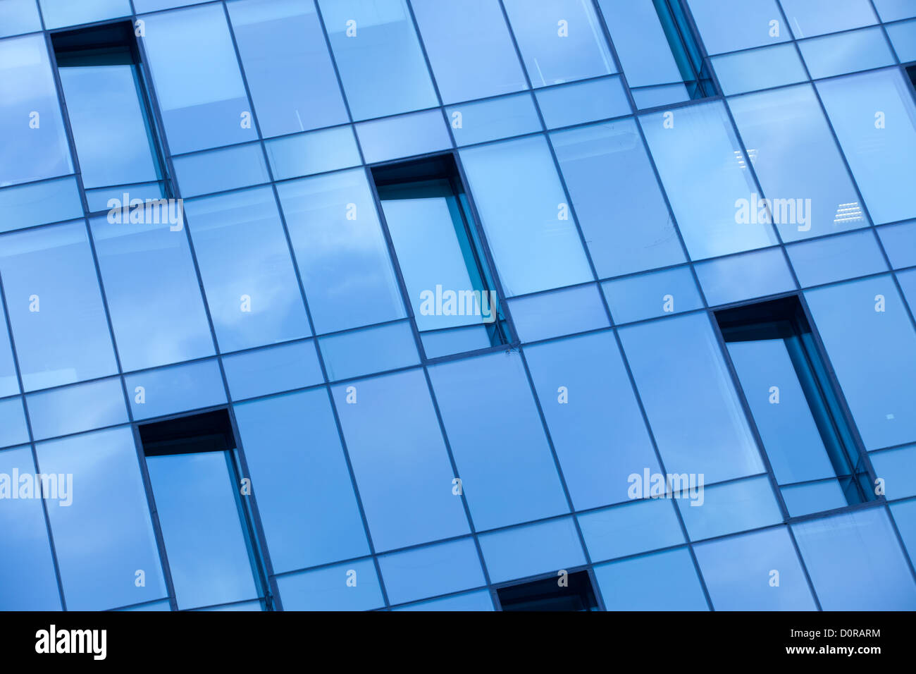 blaues Glas-Wand-Bürogebäude Stockfoto