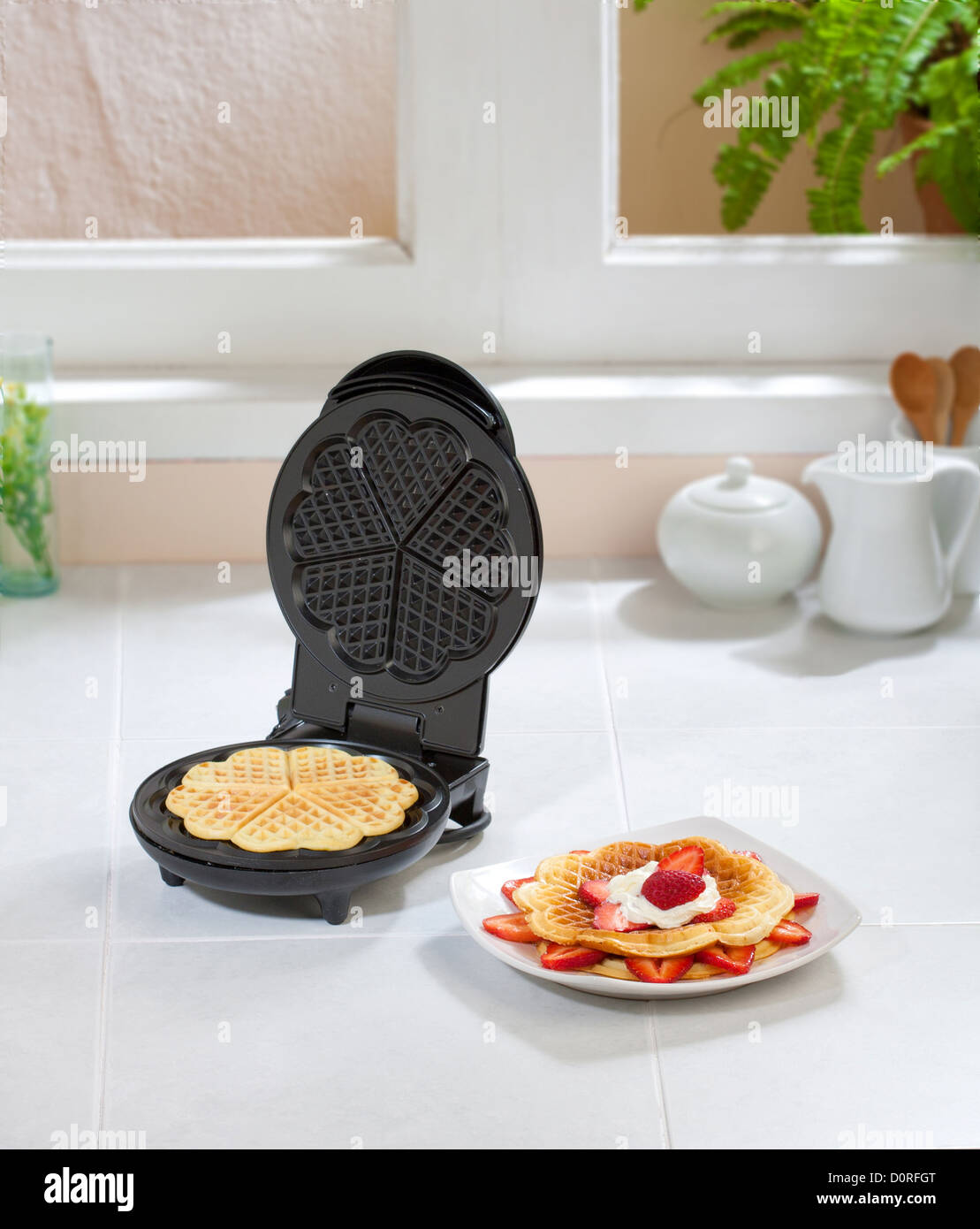 Waffle Maker Maschine in der Küche Stockfoto