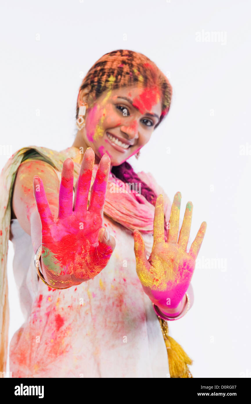 Frau zeigt ihre farbigen Hände auf Holi Stockfoto