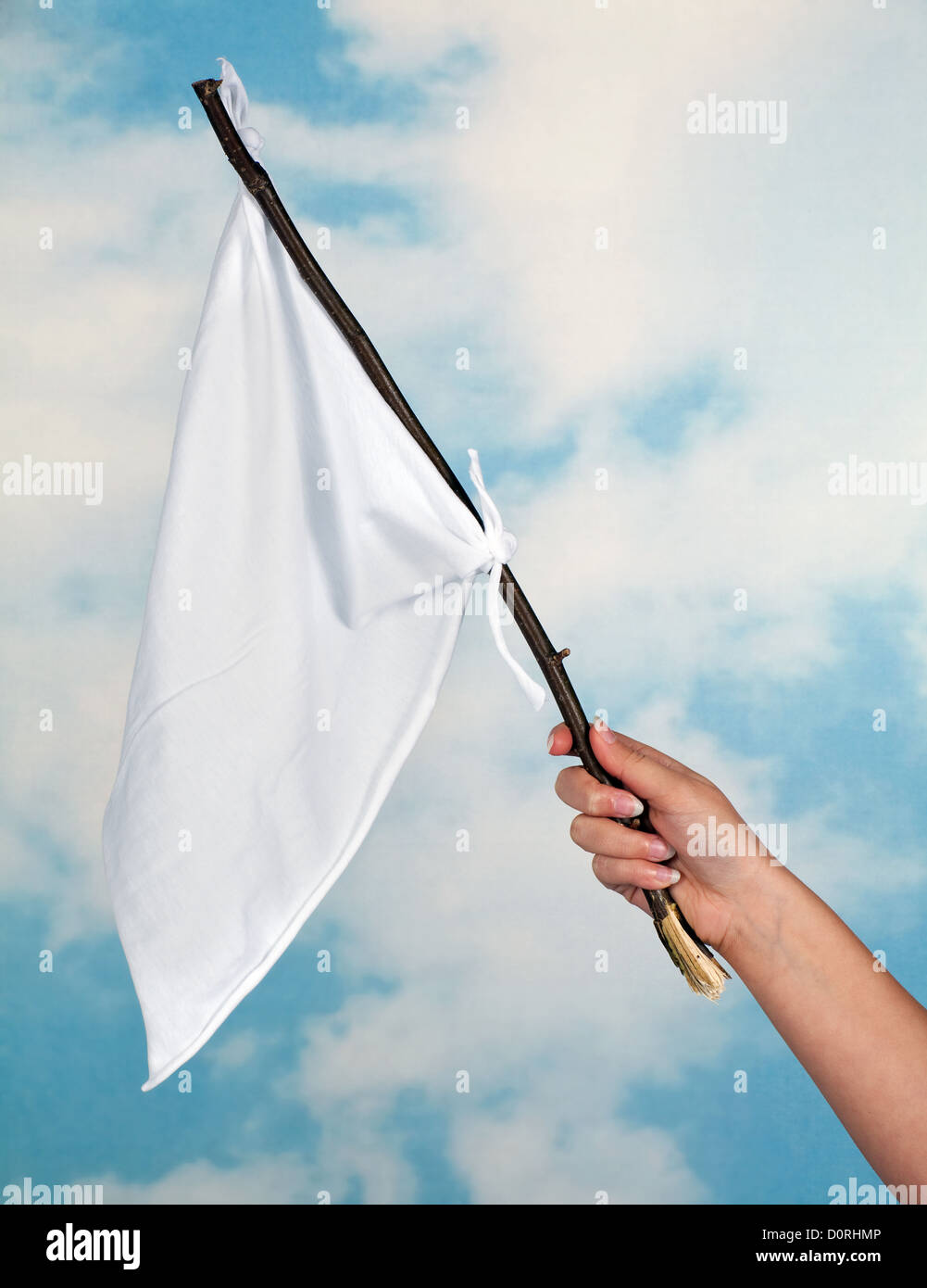 Weibliche Hand winkend mit einer weißen Fahne zu ergeben Stockfoto