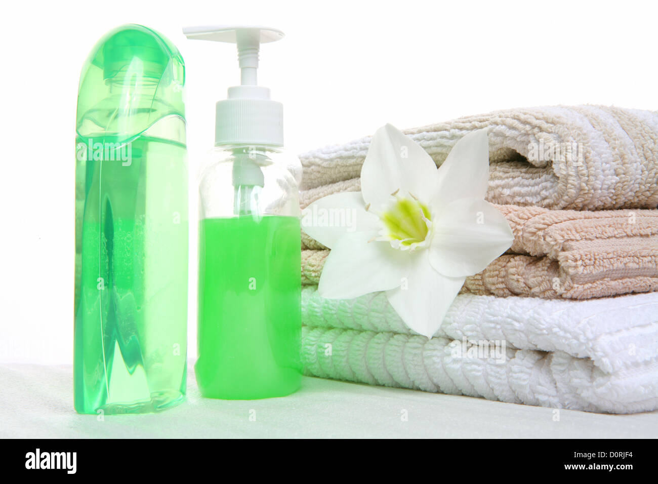 Aromaöl, Shampoo und Handtuch Stockfoto