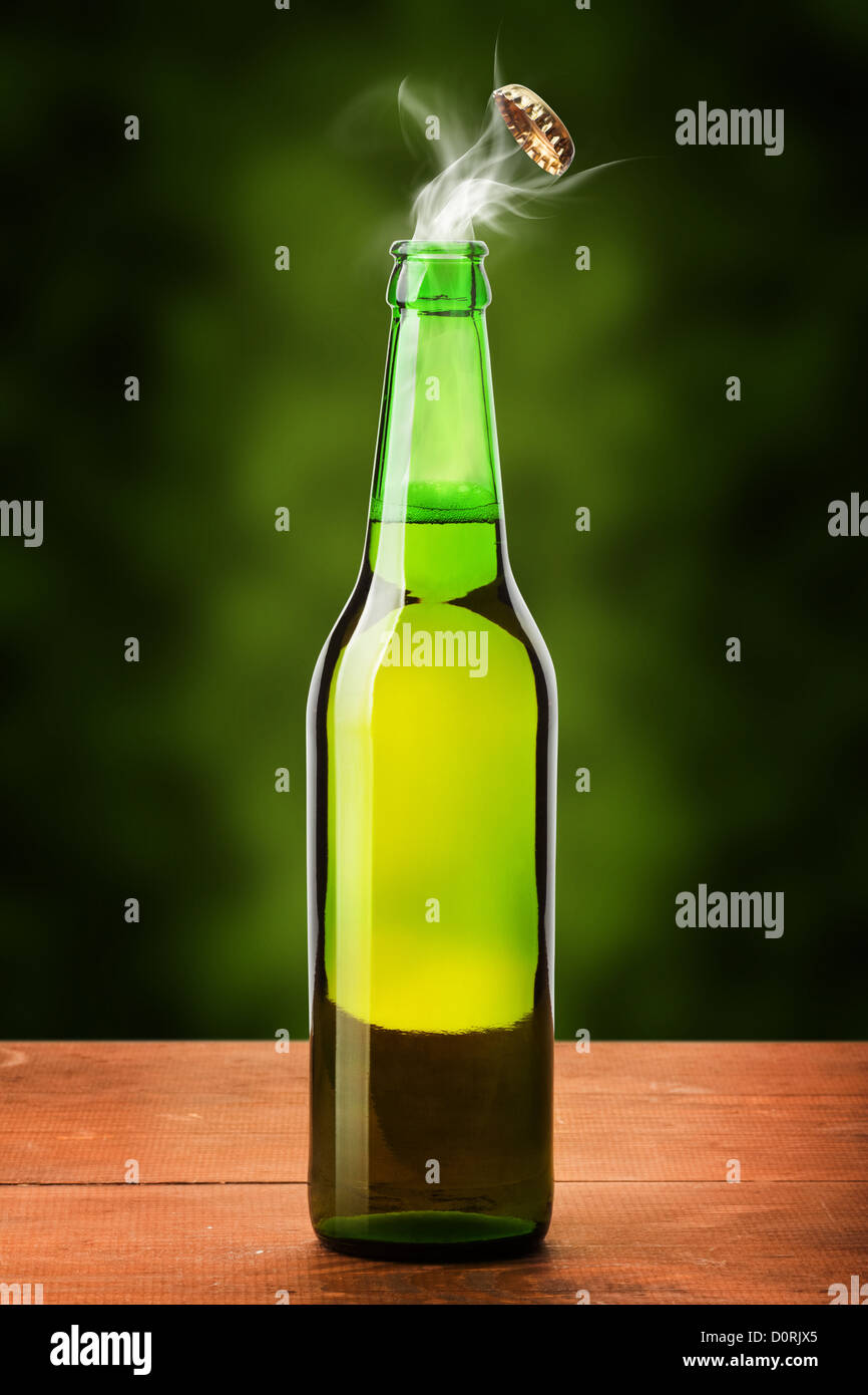 Bierflasche mit einem Korken auf einem Holzbrett Stockfoto