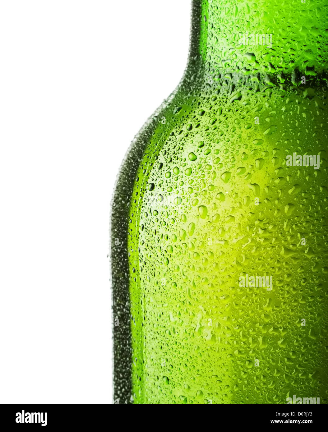 Flasche Bier mit Tropfen auf weißem Hintergrund Stockfoto