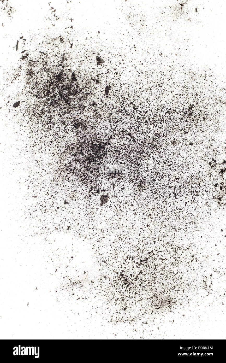Partikel von Holzkohle auf einem weißen Hintergrund. Placer Kosmetik Stockfoto
