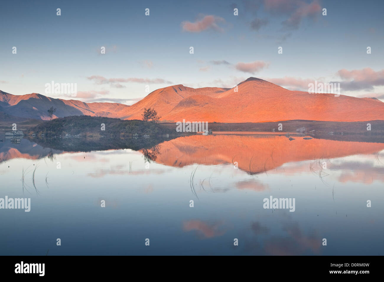 Rannoch Moor in Schottland und der schwarze Berg spiegelt sich in man Na h-Achlaise. Stockfoto