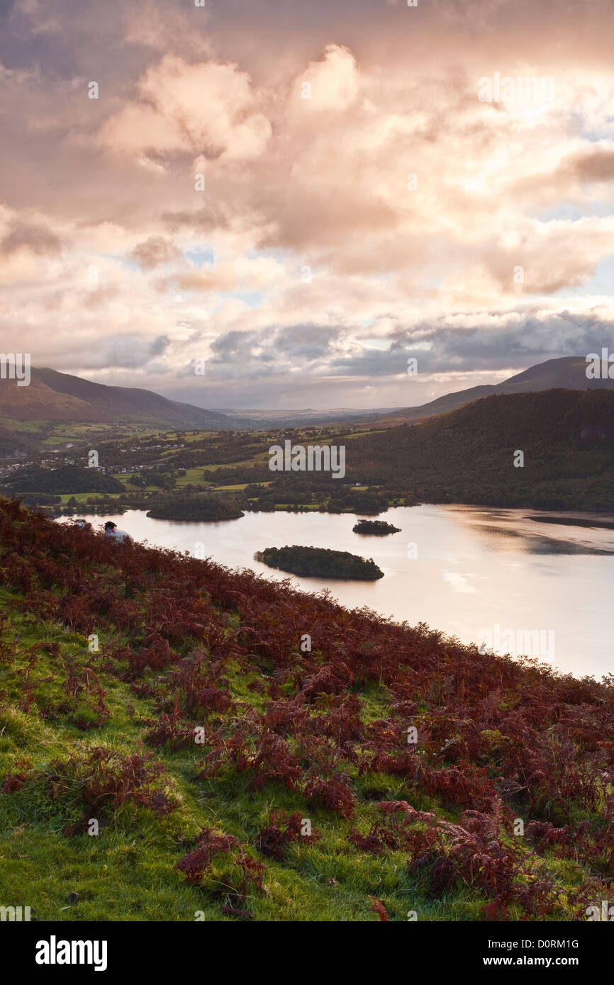 Die Aussicht über Keswick und Derwent Water von Skelgill Bank. Stockfoto