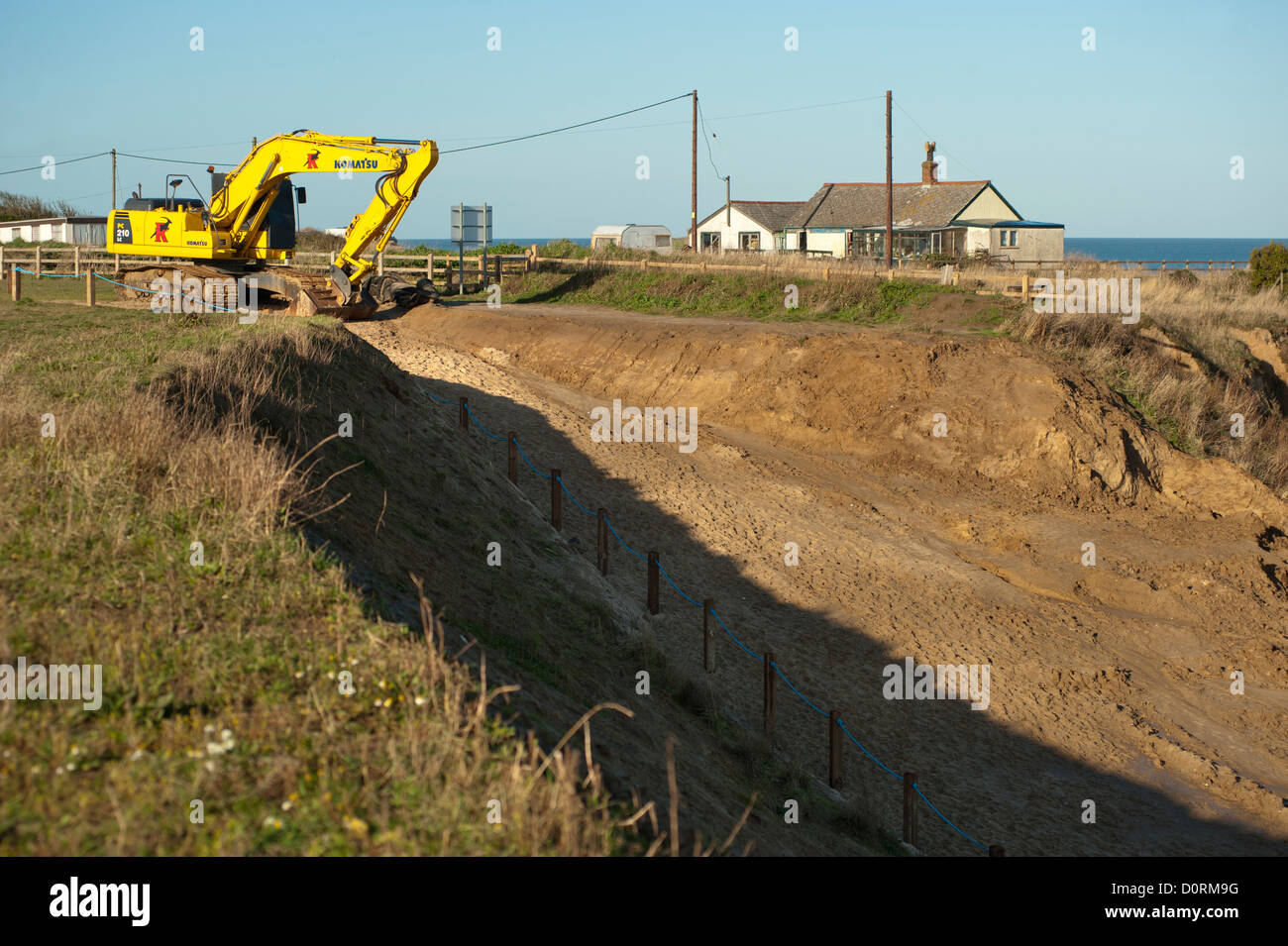 Bagger Schnittbahn Klippe hinunter Stockfoto