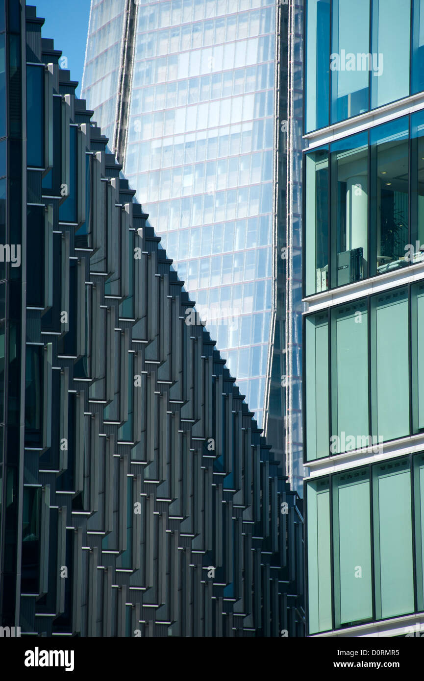 The Shard und ein Teil der zeitgenössischen Architektur in London. Stockfoto