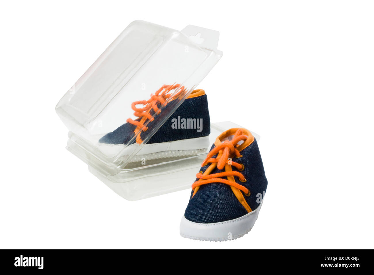 Nahaufnahme eines Paares von Canvas-Schuhe mit einer offenen Schuhkarton Stockfoto
