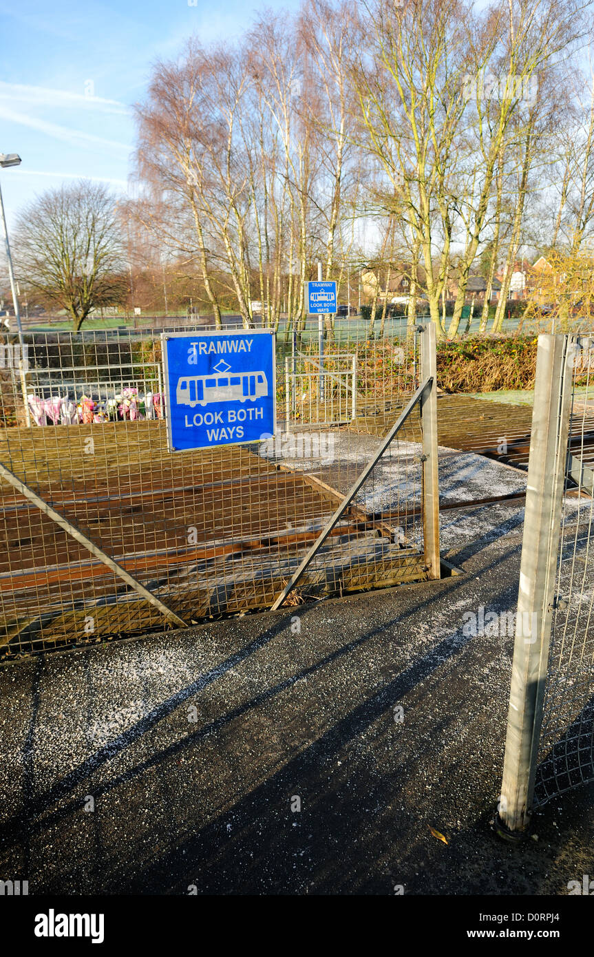 Nottinghamshire, UK. 30. November 2012. Die Straßenbahn und Zug Kreuzung für den (NET) Nottingham Express Transit, auch die Robin-Hood-Line-Zug überqueren. waren, dass ein Teenager war Knock down und bei einem tragischen Unfall getötet wurde. Auch genau vor vier Jahren eine Großmutter und Enkel auf der Bahn Seite der Gleise getötet wurden. Ehrungen für Lindsey Inger, auf Mittwoch, 28. November 2012 getötet wurde, am Tatort hinterlassen. Stockfoto