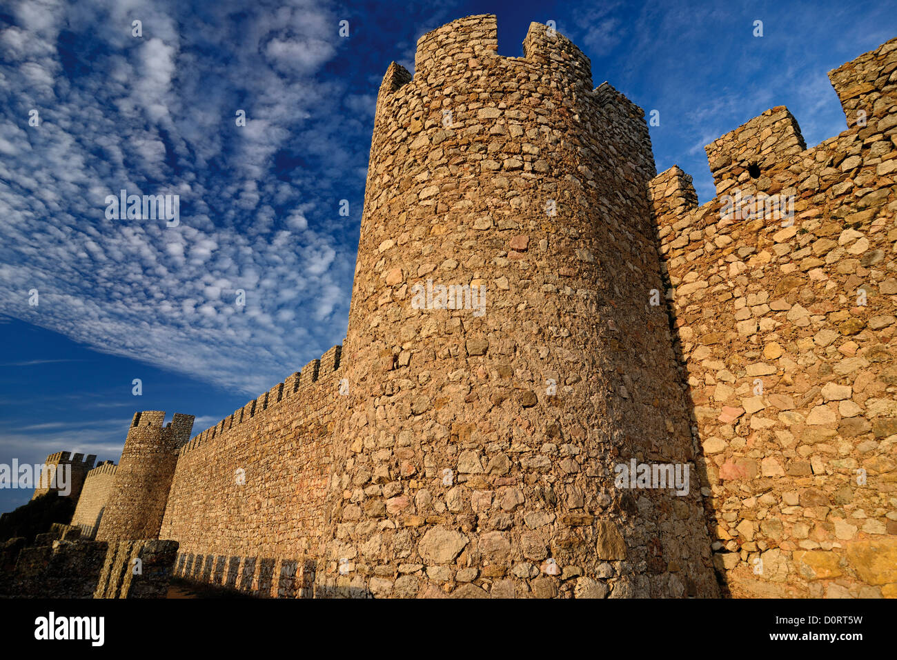 Portugal, Alentejo: Burgmauern des Castelo de Santiago do Cacém Stockfoto