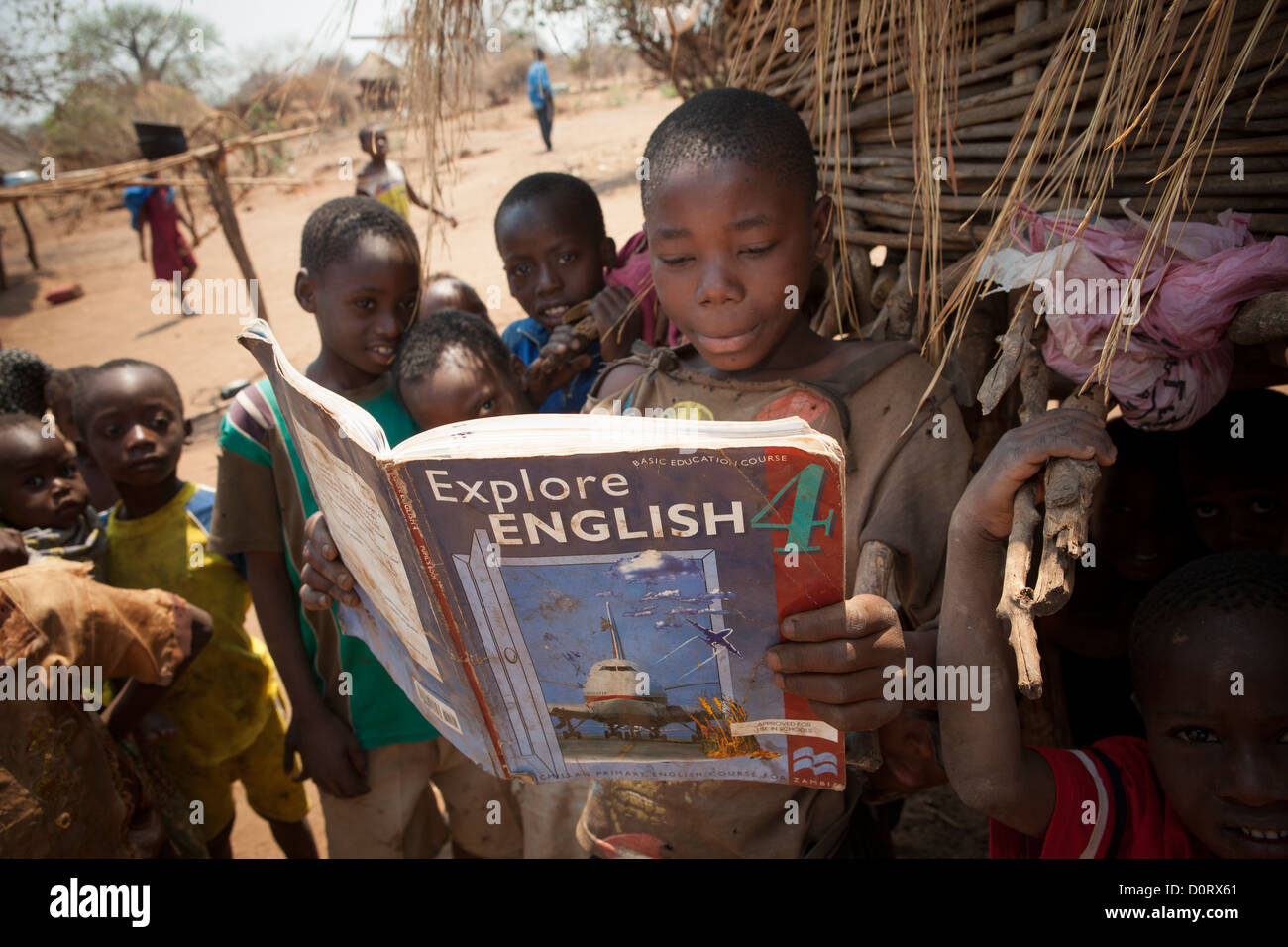 Dorfkinder aufgeregt, eine englische Lehrbuch zusammen in Luangwa, Sambia, Südafrika zu lesen. Stockfoto