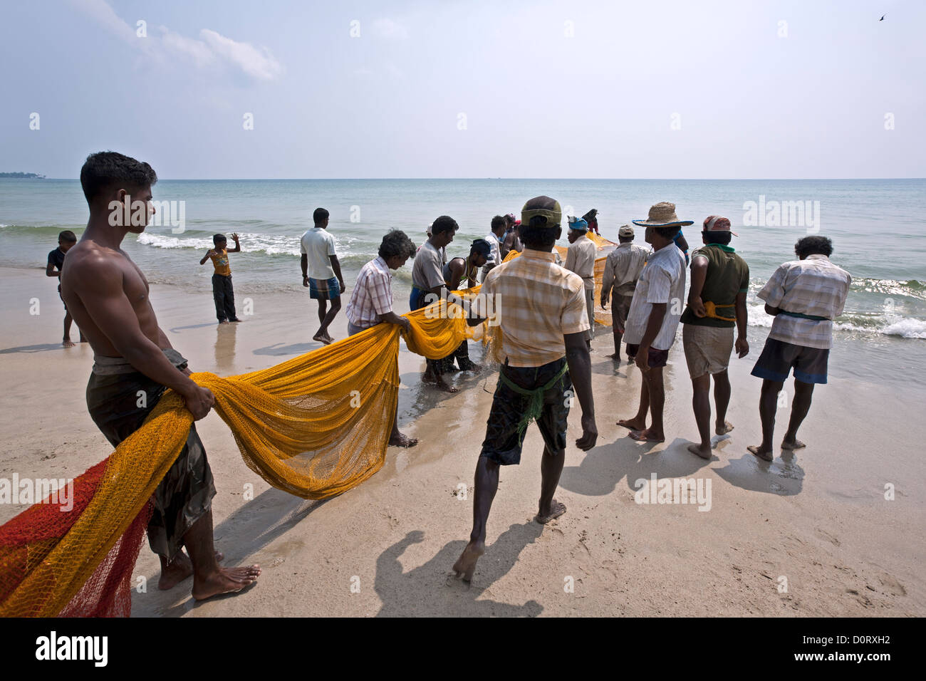 Fischer ziehen das Fischernetz. Uppeveli Strand. Trincomale. Sri Lanka Stockfoto