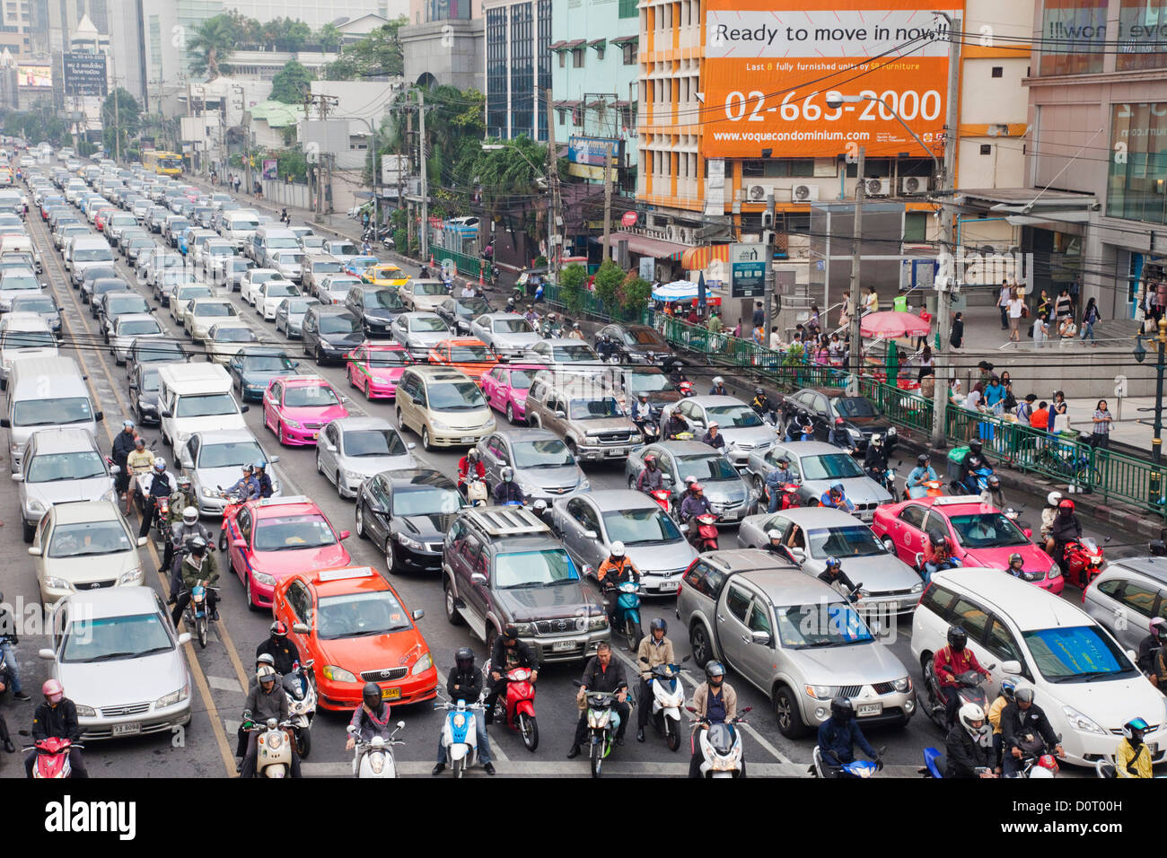 Asien Thailand Bangkok Traffic Jam Verkehr Verkehr Stau Staus Straße Straßen Auto Autos Taxi Taxis Motor Scooter Stockfoto