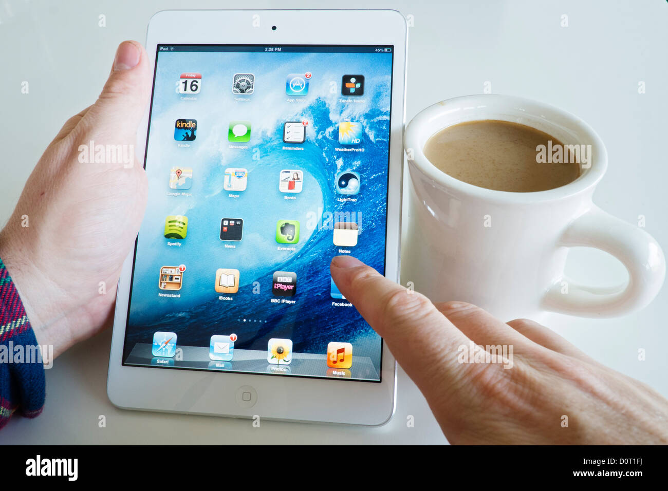 Verwenden einen iPad Mini Tablet-computer Stockfoto
