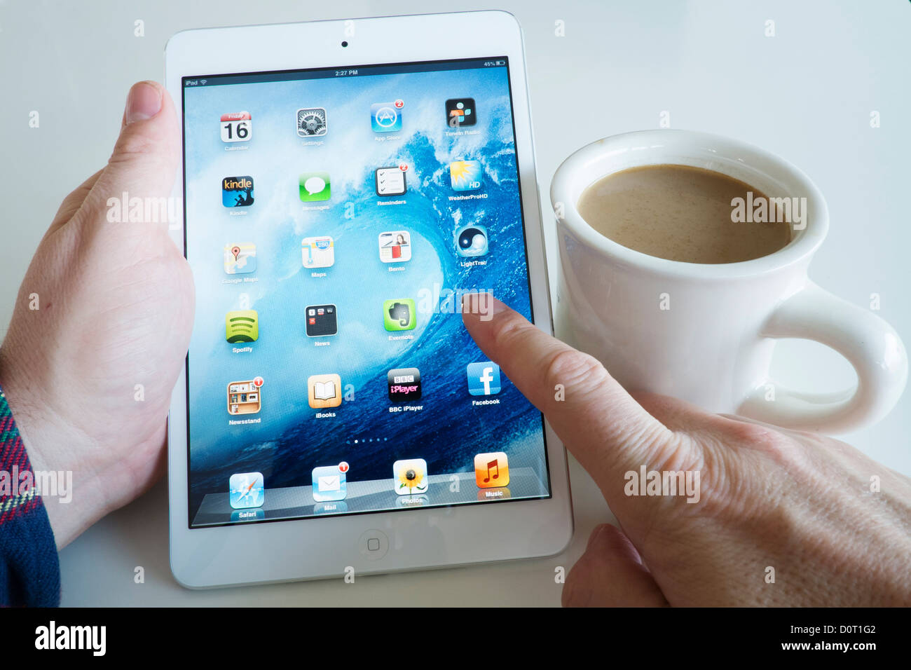 Verwenden einen iPad Mini Tablet-computer Stockfoto